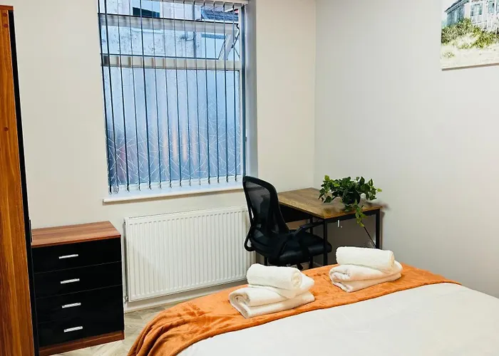 Ashton-U-Lyne Private Ensuite Room Near Station