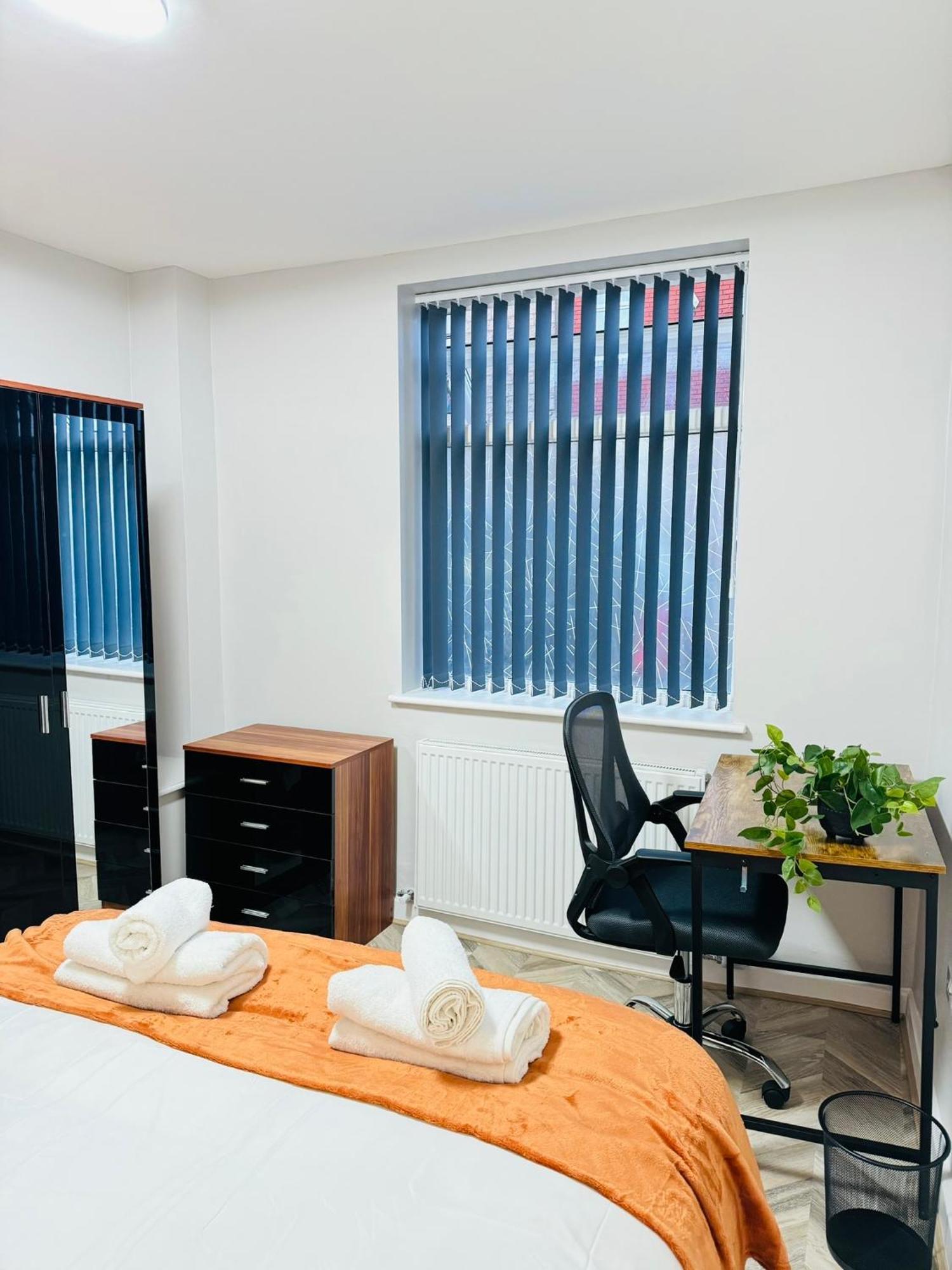 Ashton-u-lyne Private Ensuite Near Station * Stalybridge